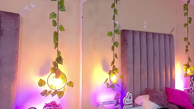 Dahlia Rousse online show from 01.13.26