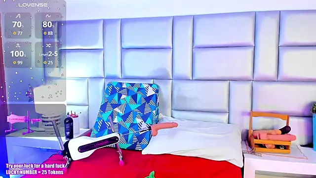 Snapshot of LovelyNickii chatting on 10.17.25 LovelyNickii online show from 10.17.25