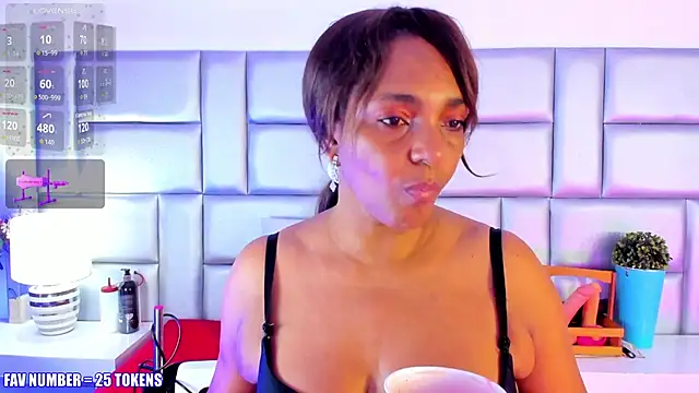 Snapshot of LovelyNickii chatting on 10.28.25 LovelyNickii online show from 10.28.25