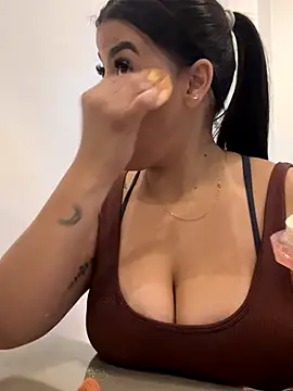 Snapshot of AlynAllen chatting on 10.12.25 AlynAllen online show from 10.12.25