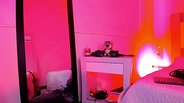 Snapshot of coral_jonesss chatting on 10.17.25 coral jonesss online show from 10.17.25