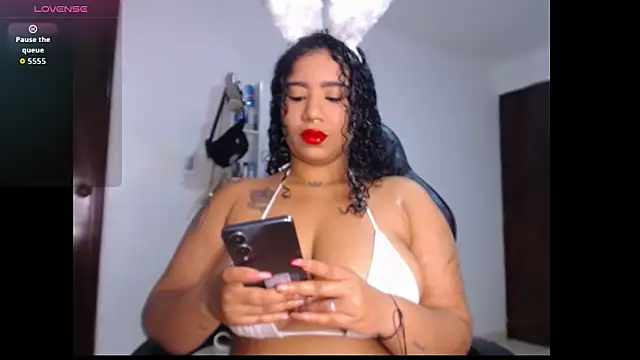 Snapshot of leslycarsson chatting on 10.12.25 leslycarsson online show from 10.12.25