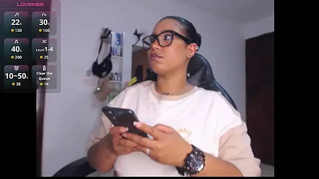 Snapshot of leslycarsson chatting on 10.18.25 leslycarsson online show from 10.18.25