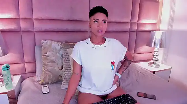 LuciaWallace online show from 02.15.25