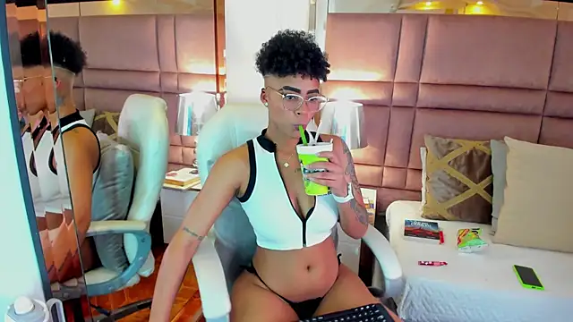 LuciaWallace online show from 10.03.25