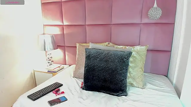 LuciaWallace online show from 10.19.25