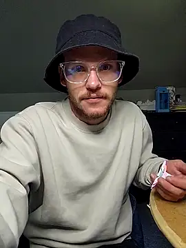 Snapshot of SoxxyNsh chatting on 09.20.25 SoxxyNsh online show from 09.20.25