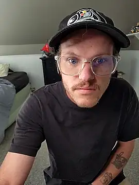 Snapshot of SoxxyNsh chatting on 10.04.25 SoxxyNsh online show from 10.04.25