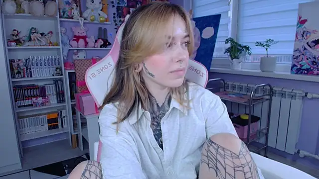 Snapshot of Catharsisi chatting on 10.26.25 Catharsisi online show from 10.26.25
