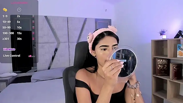 Snapshot of BellaaStorm chatting on 09.16.25 BellaaStorm online show from 09.16.25