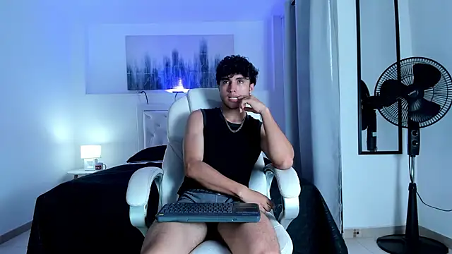 ZaneeCross online show from 02.10.25