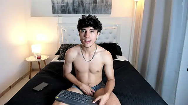 ZaneeCross online show from 02.17.25