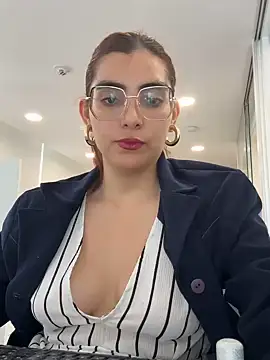 Snapshot of MartinaSooler chatting on 02.14.25 MartinaSooler online show from 02.14.25