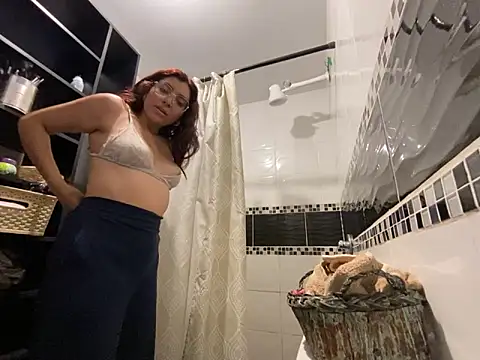 Snapshot of MartinaSooler chatting on 02.21.25 MartinaSooler online show from 02.21.25