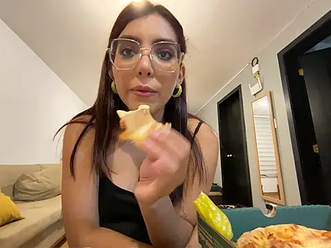 Snapshot of MartinaSooler chatting on 02.22.25 MartinaSooler online show from 02.22.25