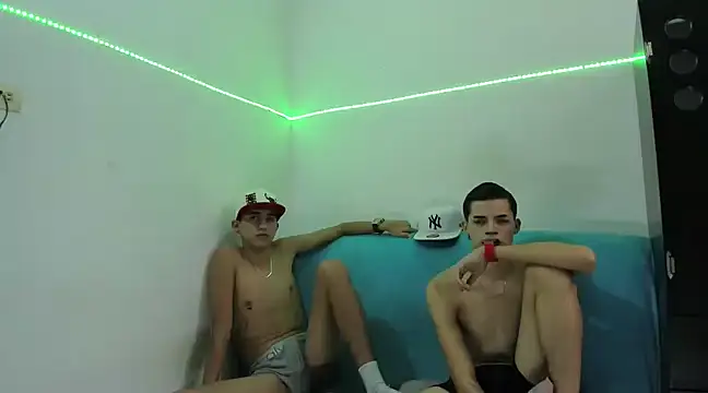 Latinos 2001 online show from 02.16.25