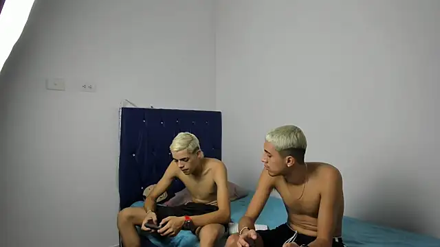 Latinos 2001 online show from 03.20.25