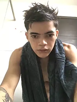 Latinos 2001 online show from 11.13.25