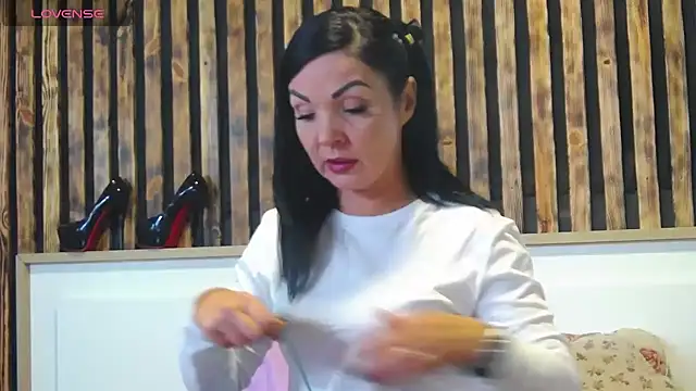 Tory Lovi online show from 10.15.25