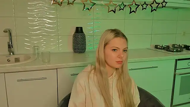 Snapshot of SynnoveEyre chatting on 01.22.25 SynnoveEyre online show from 01.22.25