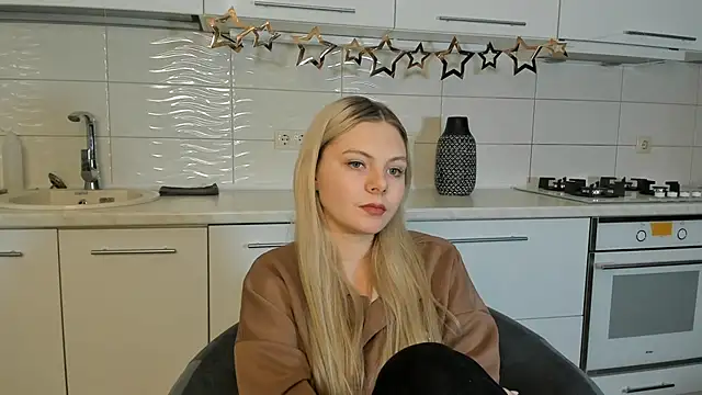 Snapshot of SynnoveEyre chatting on 01.28.25 SynnoveEyre online show from 01.28.25