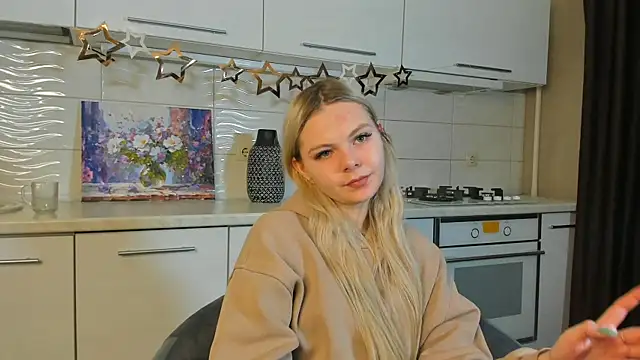 Snapshot of SynnoveEyre chatting on 02.05.25 SynnoveEyre online show from 02.05.25