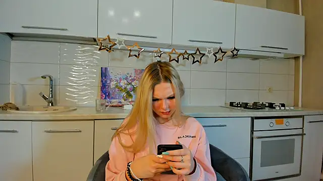 Snapshot of SynnoveEyre chatting on 02.07.25 SynnoveEyre online show from 02.07.25