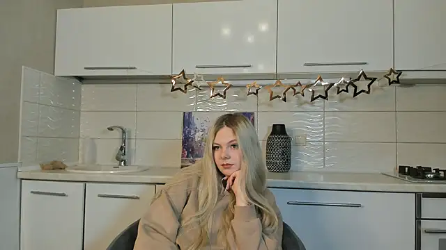 Snapshot of SynnoveEyre chatting on 02.10.25 SynnoveEyre online show from 02.10.25