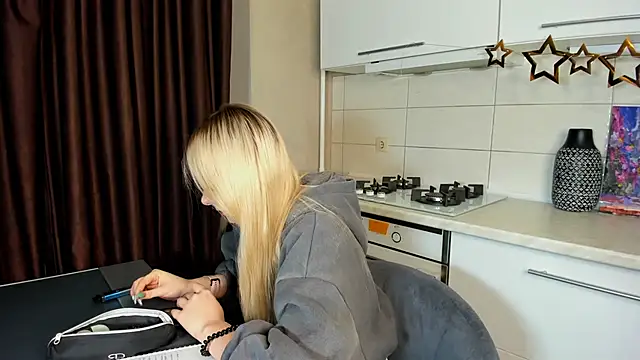 Snapshot of SynnoveEyre chatting on 02.14.25 SynnoveEyre online show from 02.14.25