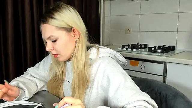 Snapshot of SynnoveEyre chatting on 02.17.25 SynnoveEyre online show from 02.17.25