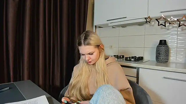 Snapshot of SynnoveEyre chatting on 02.21.25 SynnoveEyre online show from 02.21.25