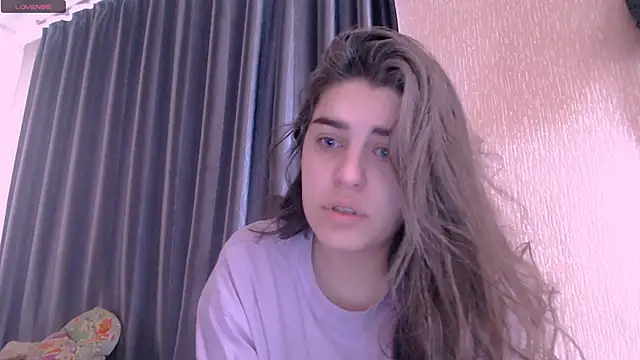 Snapshot of _Roselina_ chatting on 02.26.25 Roselina online show from 02.26.25