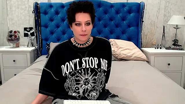 Snapshot of via_mayer_ chatting on 06.11.26 via mayer online show from 06.11.26
