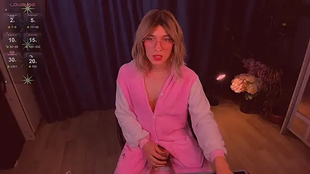 Snapshot of foxy_jpg chatting on 10.14.25 foxy jpg online show from 10.14.25