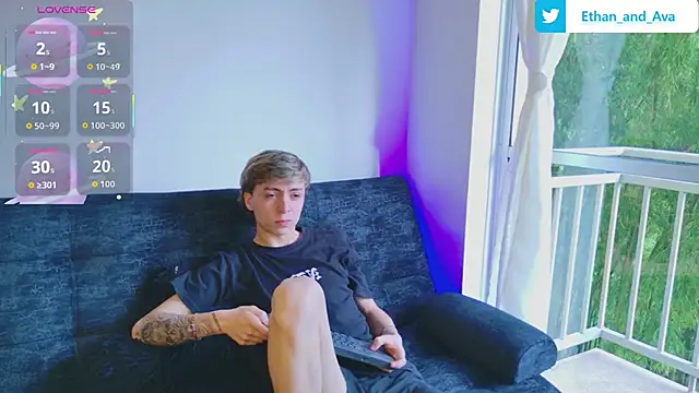 Snapshot of ethan_and_ava chatting on 10.08.25 ethan and ava online show from 10.08.25