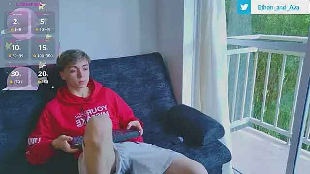 Snapshot of ethan_and_ava chatting on 10.19.25 ethan and ava online show from 10.19.25