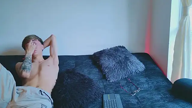 Snapshot of ethan_and_ava chatting on 10.24.25 ethan and ava online show from 10.24.25