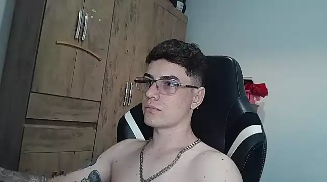 Snapshot of Dyllan__ chatting on 01.21.25 Dyllan online show from 01.21.25