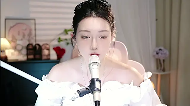 Dou-Dou-er online show from 10.13.25