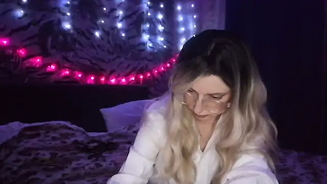 Snapshot of LilianaStrey chatting on 01.16.25 LilianaStrey online show from 01.16.25