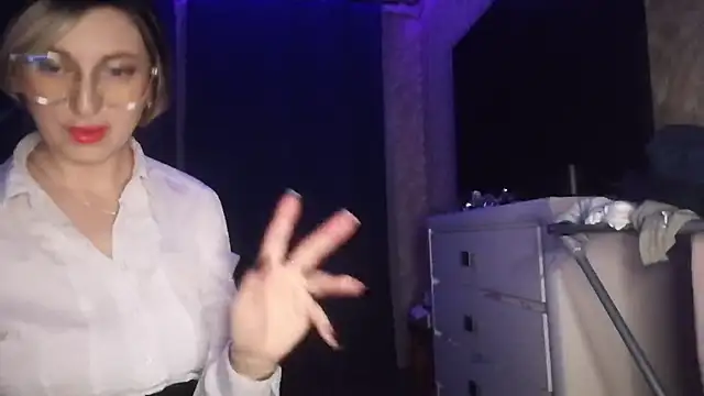 Snapshot of LilianaStrey chatting on 01.18.25 LilianaStrey online show from 01.18.25