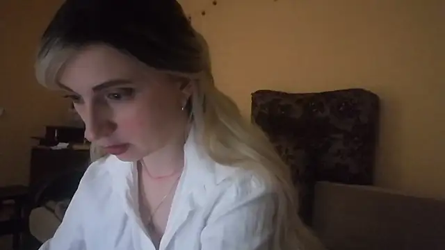 Snapshot of LilianaStrey chatting on 01.24.25 LilianaStrey online show from 01.24.25
