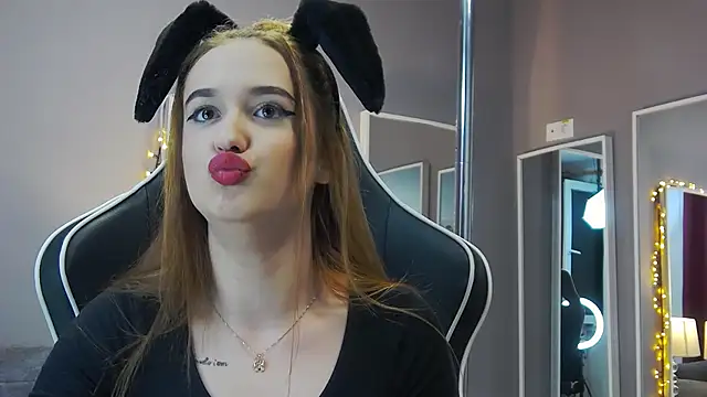 Eva Lovvia  online show from 01.23.25