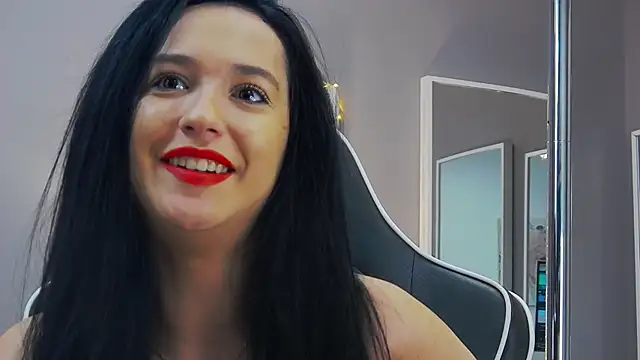 Eva Lovvia  online show from 01.28.25