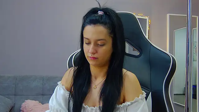 Eva Lovvia  online show from 01.31.25