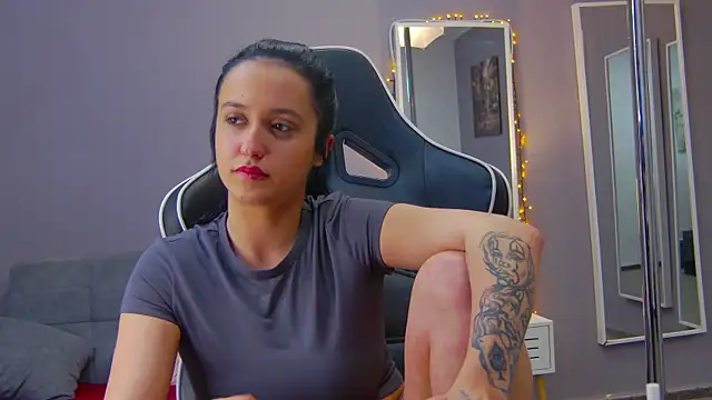 Eva Lovvia  online show from 02.04.25