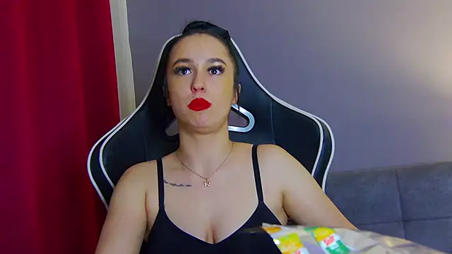 Eva Lovvia  online show from 02.15.25