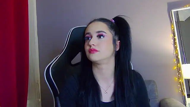 Eva Lovvia  online show from 02.19.25