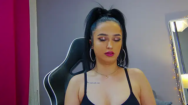 Eva Lovvia  online show from 02.20.25