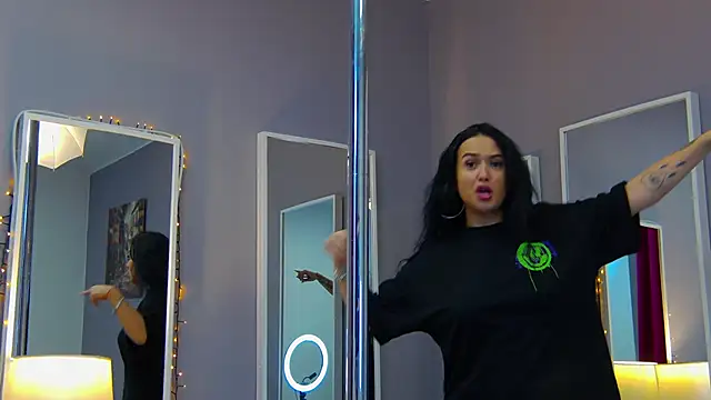 Eva Lovvia  online show from 02.26.25